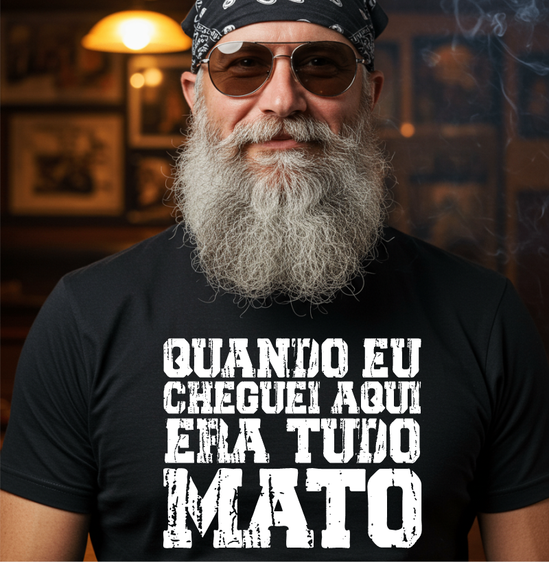 Homem de barba vestindo camiseta preta com frase sobre experiência