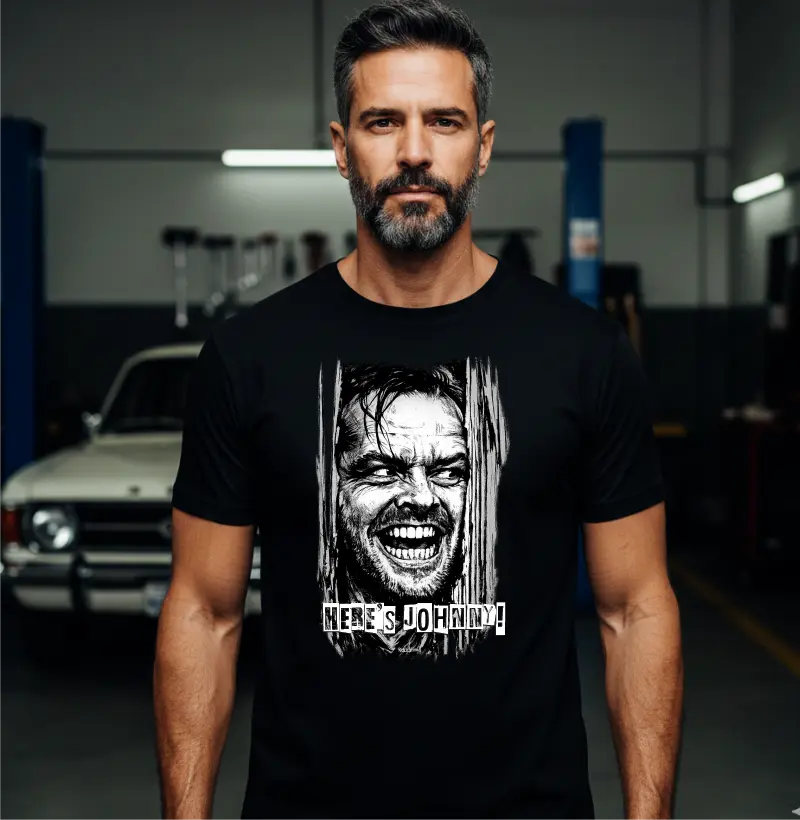 Homem vestindo camiseta preta com estampa Here’s Johnny